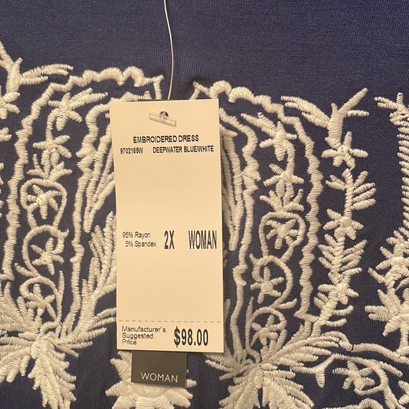 Beautiful Dress with embroidery design - Picture 5 of 5